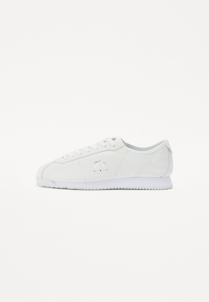 Balds ādas sporta apavi ar gludu tekstūru, noapaļotu purngalu un gumijas zoli. Iezīmējas ar diskreto zīmolu un sešām acīm šņorēm.