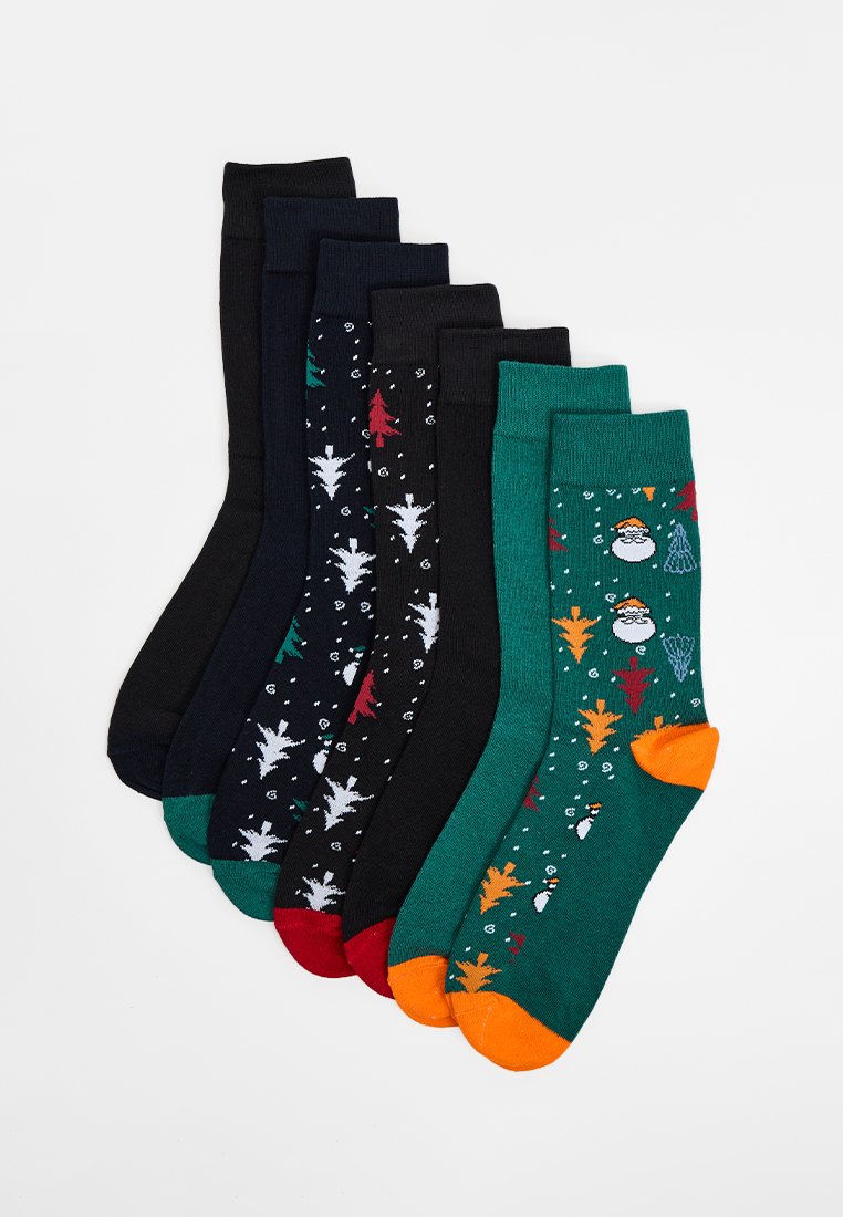 Juego de seis pares de calcetines en varios colores: negro, azul marino y verde con patrones festivos. Incluye acentos naranjas y motivos invernales.