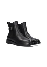 Zwarte enkelboots van textuurleer, met een elastische zijpan en een metalen gespaccent. Volledig zwarte rubberen zool.