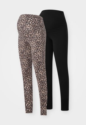Twee paar leggings: de ene heeft een leopardsysteem in beige en zwart, terwijl de andere volledig zwart is, beide met een aansluitende pasvorm en elastische taillebanden.