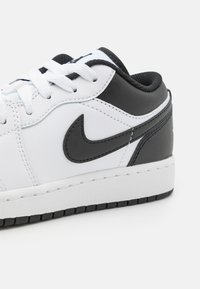 Jordan AIR JORDAN 1 LOW UNISEX - Tenisky - white/black
