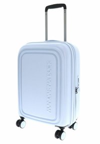 Valise rigide bleu clair avec texte en relief, poignée télescopique et quatre roues noires pour la mobilité. Texture lisse et design épuré.