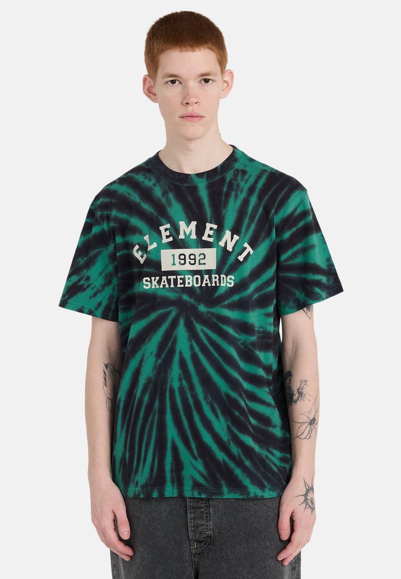 T-shirt tie-dye nera e verde con maniche corte, con la scritta "ELEMENT 1992 SKATEBOARDS" in crema. 95% cotone, vestibilità rilassata.