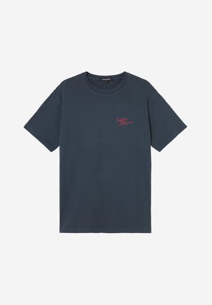 T-shirt bleu foncé à manches courtes et col rond avec un petit texte rouge « Coffee culture » sur la poitrine gauche.