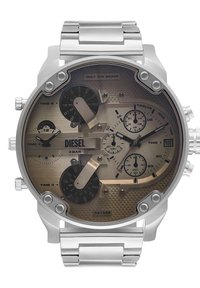 Reloj de pulsera de metal plateado con una carátula redonda, dial en bronce, múltiples subdiales, fondo texturizado y acentos en negro intensos. Nombre de la marca mostrado de manera prominente.