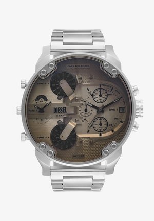 Reloj de pulsera de metal plateado con una carátula redonda, dial en bronce, múltiples subdiales, fondo texturizado y acentos en negro intensos. Nombre de la marca mostrado de manera prominente.