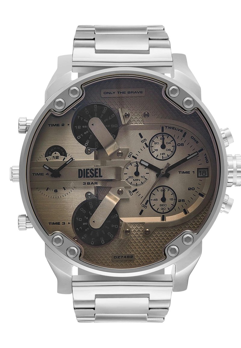 Reloj de pulsera de metal plateado con una carátula redonda, dial en bronce, múltiples subdiales, fondo texturizado y acentos en negro intensos. Nombre de la marca mostrado de manera prominente.