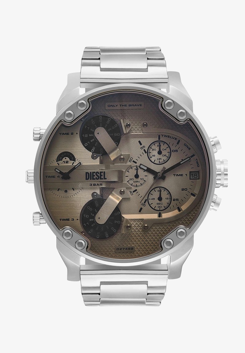 Srebrny metalowy zegarek na rękę z okrągłą tarczą, brązowym cyferblatem, wieloma podcyferblatami, teksturowanym tłem i wyraźnymi czarnymi akcentami. Nazwa marki wyraźnie wyeksponowana.