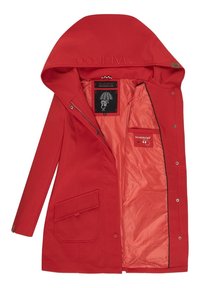 Chaqueta impermeable roja con una gran capucha, cremallera frontal, bolsillos laterales y forro interior suave. Presenta una marca visible y un corte elegante.