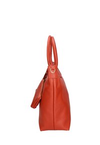 Borsa a spalla rossa in pelle con una finitura testurizzata. Presenta due manici robusti e una tasca con zip sul lato per ulteriore spazio di archiviazione.