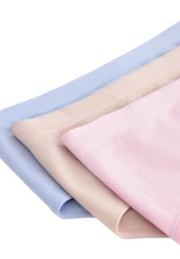 Drie gevouwen stofstukken in pastelkleuren: lichtblauw, beige en roze. Het materiaal heeft een gladde textuur met scherpe randen.