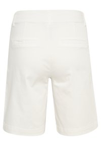 Shorts en coton blanc avec une texture lisse, comportant deux poches arrière et un design à jambe droite. Pas d'embellissements ni de motifs visibles.