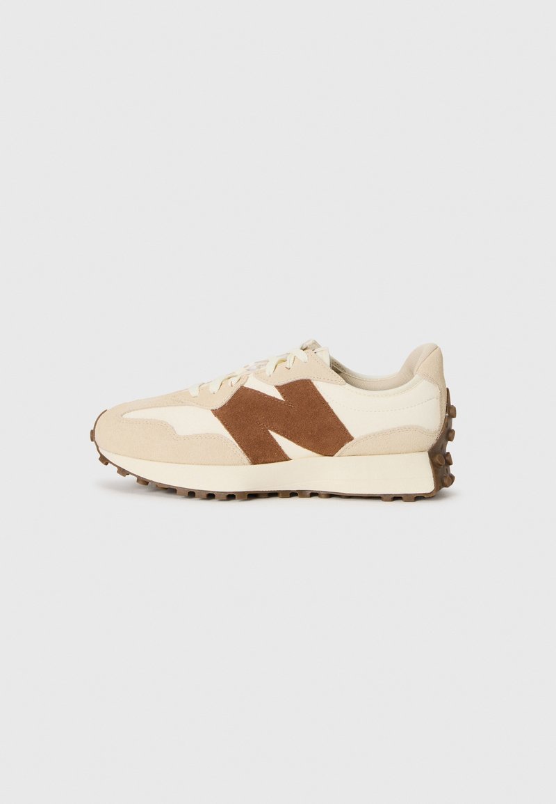 Baskets basses beige et marron avec détails en daim, grand logo latéral, fermeture à lacets et semelle texturée pour une meilleure traction.