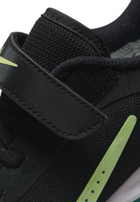 Nike Performance OMNI MULTI COURT UNISEX - Sapatilhas - black/barely volt brt spruce-white
