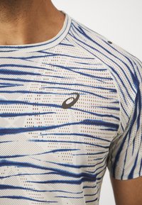 ASICS METARUN SHIBORI - Spordi T-särk - birch/blue