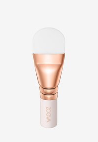Pinceau de maquillage ZOEVA avec une tête en poils blancs arrondie, un ferrule métallique rose doré et un manche blanc avec logo gravé.