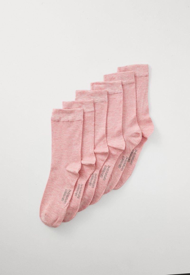 Seis pares de meias rosa claro, feitas de um tecido com uma textura suave. Apresentam um topo canelado e etiquetas impressas na lateral.