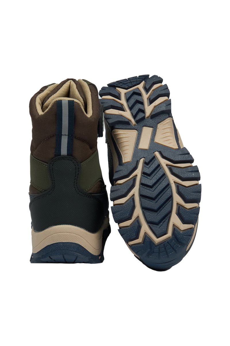 Braune und grüne Wanderschuhe mit einer strukturierten schwarzen Gummisohle, beigen Akzenten und einem unterstützenden Knöcheldesign. Horizontale Streifendetails an der Ferse.