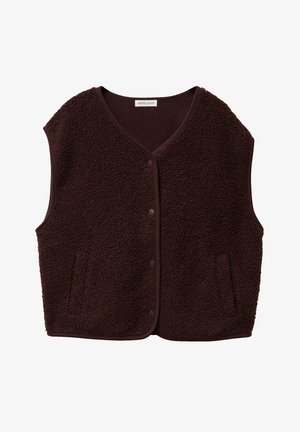 Gilet marron sans manches en tissu texturé avec une surface douce et duveteuse. Il dispose d'un décolleté en V, d'une fermeture à boutons et de deux poches latérales.