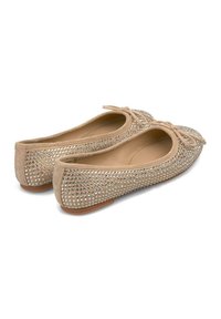 Beige ballet flats van suede, versierd met heldere rhinestones. Zacht interieur, ronde neus en strikdetail aan de voorkant. Platte zool.