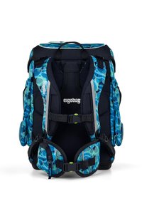 Sac à dos ergonomique à motifs bleu et vert, avec des bretelles rembourrées, un système de boucles réglables et des poches latérales pour un rangement supplémentaire.