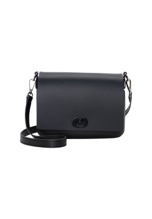 Borsa a tracolla nera in pelle con chiusura a patta, logo impresso, cinturino regolabile e texture liscia. Forma rettangolare compatta.