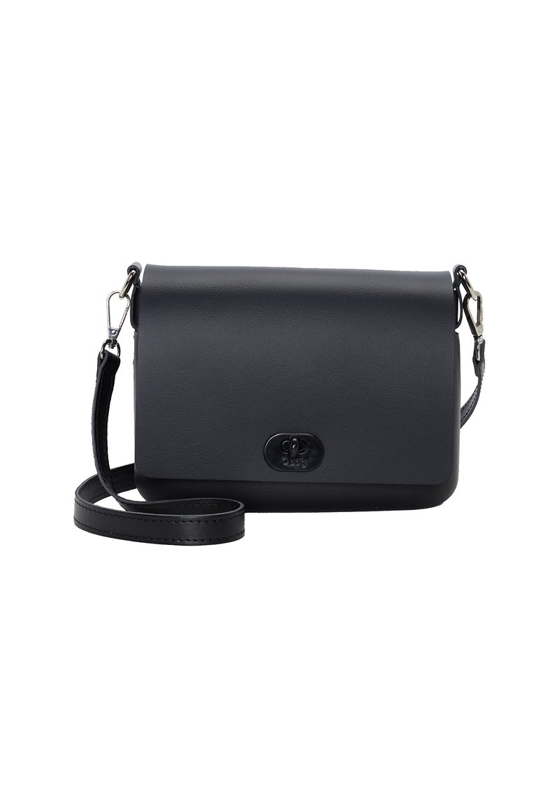 Černá kožená crossbody taška s klopou, vyraženým logem, nastavitelným popruhem a hladkou texturou. Kompaktní obdélníkový tvar.