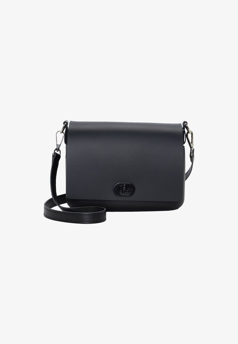 Borsa a tracolla nera in pelle con chiusura a patta, logo impresso, cinturino regolabile e texture liscia. Forma rettangolare compatta.