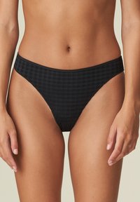 Zwarte bikini onderkant met een geruit patroon, met een lage taille en dunne elastische tailleband, gemaakt van soepele, rekbare stof.