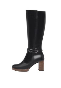 Botte en cuir noire montante avec un bout arrondi, un talon bloc en bois de 7 cm et un détail de bride à la cheville. Texture lisse et design épuré.