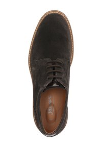 Bruine suède derby schoen met ronde neus, vetersluiting aan de voorkant en contrasterende lichtbruine zool. Interieur heeft een beige voering.