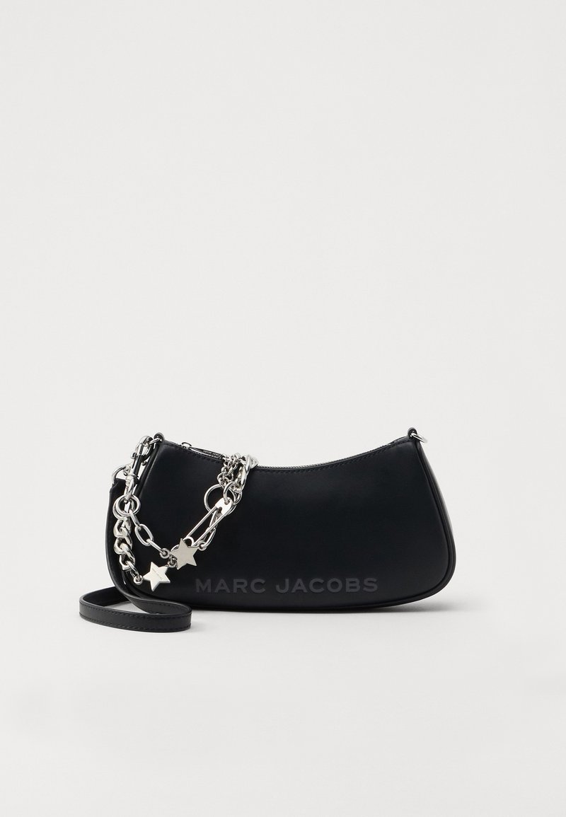 Borsa in pelle nera con silhouette curva, tracolla in catena argentata e accento con spille da balia. Presenta il logo "MARC JACOBS" in rilievo sul davanti.