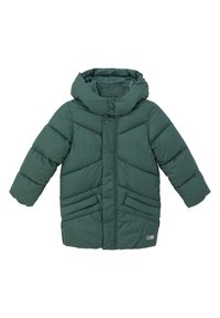 Groene gewatteerde jas met capuchon, met een knoopsluiting aan de voorkant, horizontale en diagonale stiksels, en twee zijzakken.