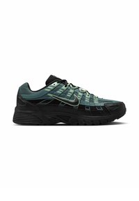 Herre sort og mørkegrøn Nike løbesko med mesh-overdel, snørelukning og polstret sål, vist i sideprofil på hvid baggrund.