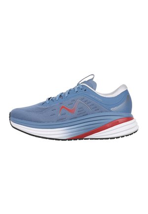 Zapato deportivo azul para correr con logo rojo y plateado, suela blanca acolchada y banda de rodadura negra, mostrado desde el perfil lateral derecho.