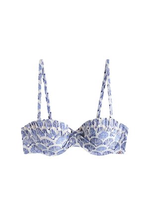 Biały top od bikini z cienkimi ramiączkami i niebieskim wzorem muszelek, zaprojektowany do stroju kąpielowego lub plażowego.