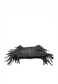 Černá semišová kabelka s dlouhými třásněmi na obou stranách, obdélníkového tvaru a s horním uchem. Hladká textura s viditelným prošitím.