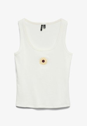 Wit geribd tanktopje met ronde halslijn en kleine geborduurde zonnebloem in het midden van de borst.
