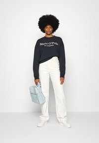 Marc O'Polo ROUND NECK MODERN COPPED FIT LOGOMANIA - Camisola - deep blue sea