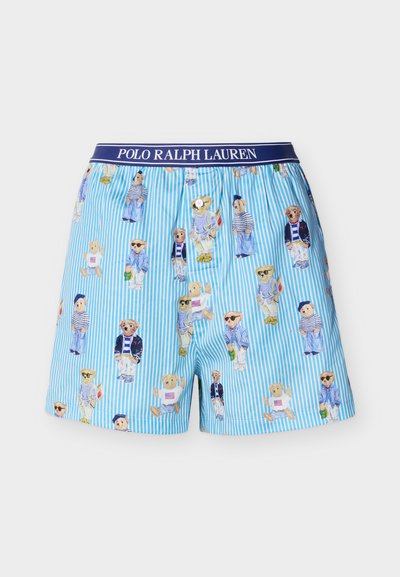 Ανοιχτό μπλε και λευκά ριγέ βαμβακερά μπόξερ με πολύχρωμες αρκούδες ντυμένες με casual ρούχα και μπλε σκούρα μέση με την επιγραφή "POLO RALPH LAUREN".
