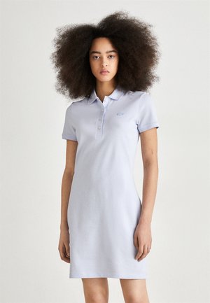 Hellblau-lila Polo-Kleid aus einem Baumwoll-Mix, mit einem Kragen und Knopfleiste, sowie einem kleinen gestickten Logo auf der Brust.