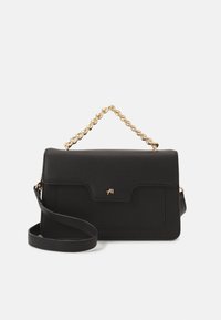 Borsa a mano rettangolare nera con manico a catena dorata intrecciata, pattina frontale, piccolo logo e un ulteriore tracolla lunga nera.