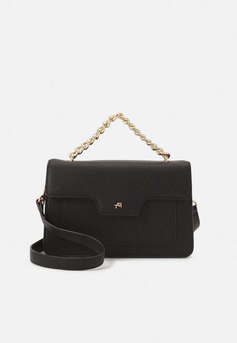 Borsa a mano rettangolare nera con manico a catena dorata intrecciata, pattina frontale, piccolo logo e un ulteriore tracolla lunga nera.