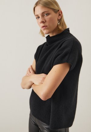 Schwarzer Kurzarm-Pullover mit hochgeschnittenem Kragen, aus weichem, strukturiertem Material gefertigt. Bietet einen lässigen Schnitt und eine taillierte Silhouette.