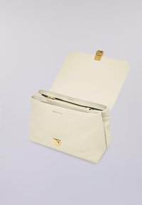 Borsa color crema con superficie texturizzata, chiusura in metallo dorato e pattina aperta che rivela una tasca interna con zip.