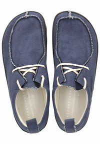 Scarpe in tela blu con finitura testurizzata, dotate di lacci bianchi a contrasto, cuciture visibili e una forma arrotondata con una suola flessibile.