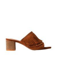Mule en daim marron à bout ouvert avec détails de franges superposées et talon bloc empilé sur fond blanc.