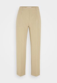Pantalons beiges ajustés à jambes droites avec passants de ceinture et détails de couture à l'avant, présentés sur un fond blanc.