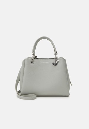 Lichtgrijze handtas van getextureerd leer met twee handvatten, afneembare schouderriem en zilveren logohanger aan de voorkant.