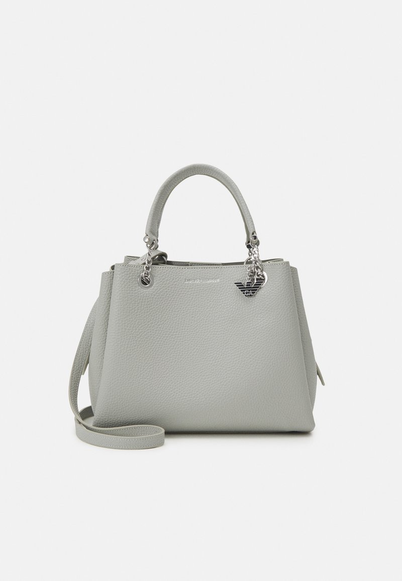 Jasnoszara teksturowana skórzana torebka z dwoma uchwytami, odpinanym paskiem na ramię i srebrnym zawieszonym logo na przodzie.